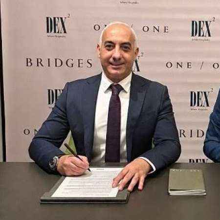 وان أوف وان تتعاقد مع ديكس سكويرد 